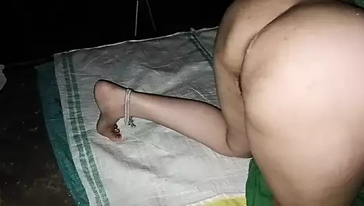 Yengenin amcığı kalın bir yarakla sikiliyor