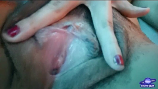 Gotik hatun çok inlerken pembe kıllı amına mastürbasyon yapıyor, orta yaşlı seksi üvey annesi onu cep telefonuyla kaydediyor, lezbiyen bakış açısı