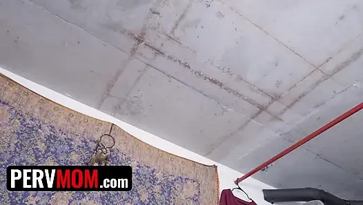 Seksi ev hanımı Janna Hicks üvey oğlunun büyük yarağını alıyor