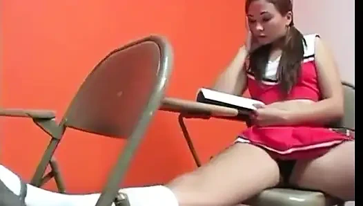 Taşak ezme 33 - üniversite üniformalı Asyalı kız kötü öğretmenine taşak ezmeyle işkence ediyor