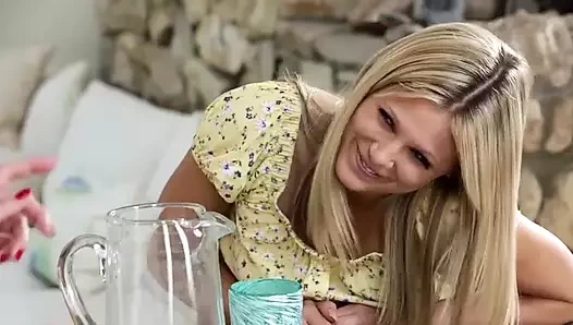 Orta yaşlı seksi kadın küçük sevinç demetini ovuyor