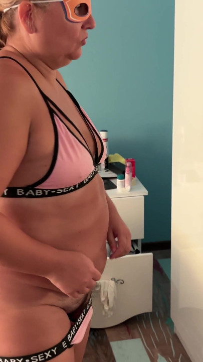 Zara charm solo yatak odasında bronzlaşma çizgilerini ve iç çamaşırını gösteren striptiz | Klip 1