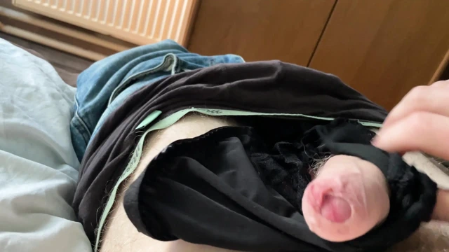 Arkadaşımdan arzuyla kullanılan külotla dolu gizli bir hediye