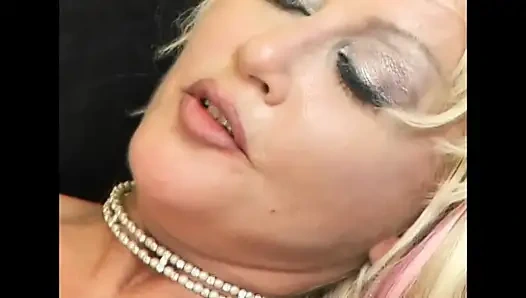 Çok ateşli sarışın orta yaşlı seksi kadın büyük yarak için çıldırıyor