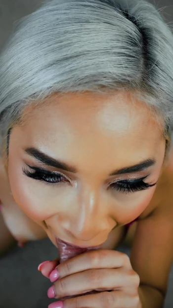 Захватывающий момент из "Avery Black делает минет с участием Jonni Darkko"