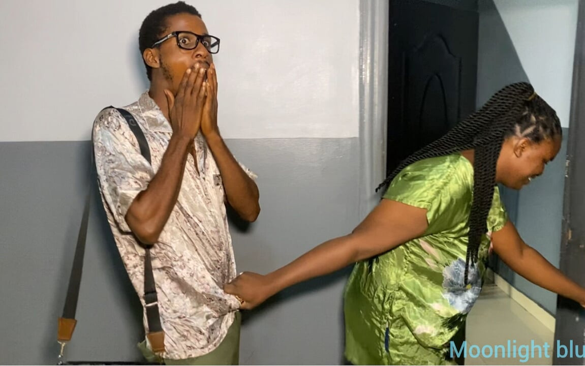 İki azgın Afrikalı ev arkadaşı bir daireyi paylaştıktan sonra ilk kez seks yapıyor