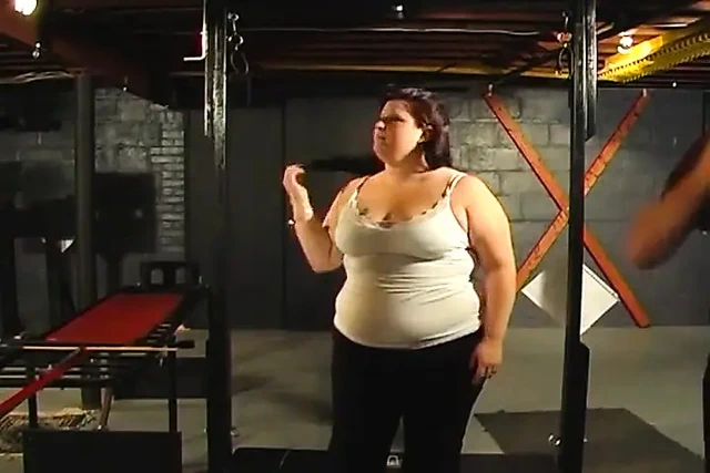 Azgın iri güzel kadın bağlanıyor ve şaplak atıyor