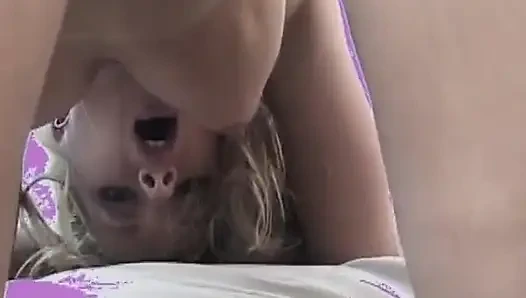 Ateşli sarışın yarak emiyor ve amını yediriyor