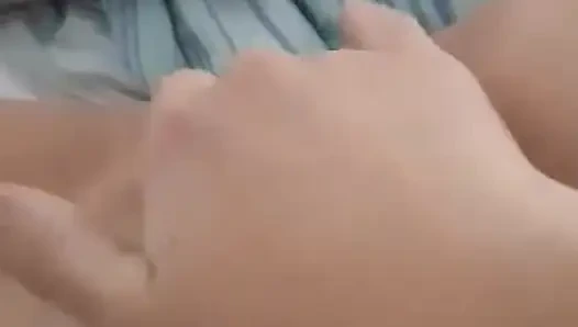 Amcığımla oynuyorum
