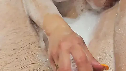 Banyoda karşılıklı mastürbasyondan önce seksi evli kadın yarak emmeyi seviyor