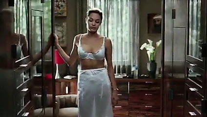 Angelina jolie yarım kayma