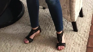 Kayınvalidenin seksi ayakkabılı mükemmel ayakları