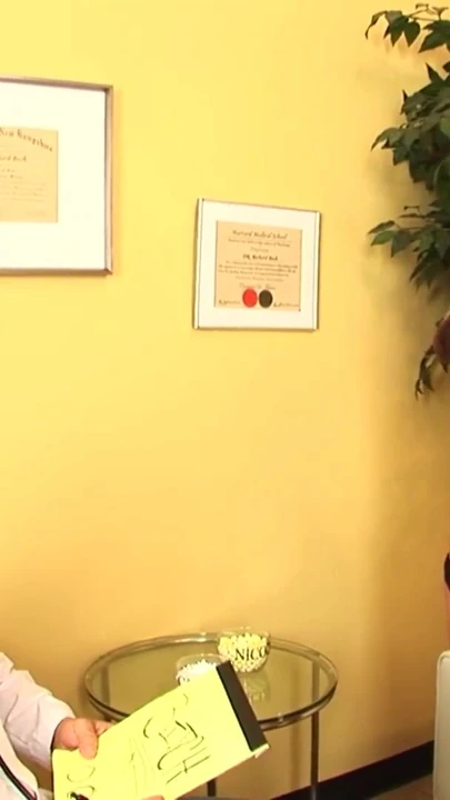 Büyük memeli çılgın ama seksi sarışın psikiyatristin ofisinde sikiliyor | Klip 1