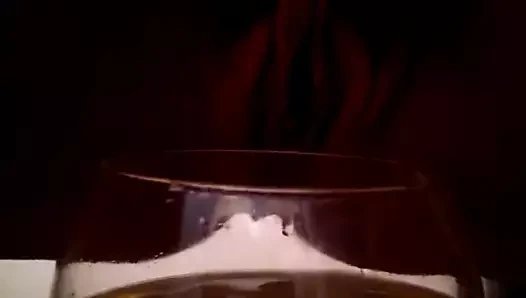 Kız şarap bardağını dolduruyor