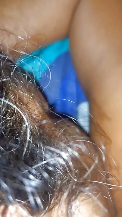 Eve gidiyorum, yatak odasına giriyorum ve karımı görüyorum ve azıyorum