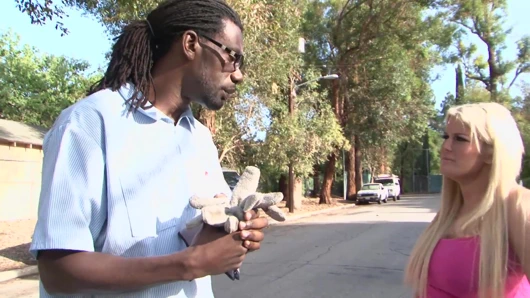 Ateşli sarışın genç kız misafirleri tarafından büyük zenci yarağı emiyor ve sikiliyor