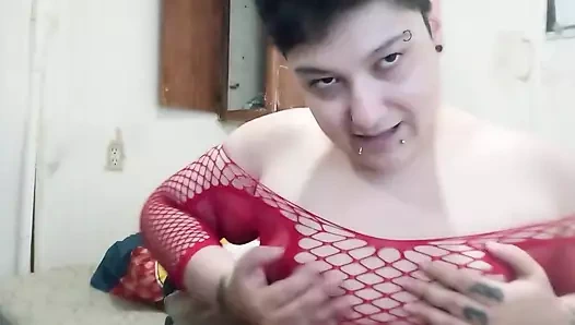 Prens dez minik memelerle oynuyor ve boşalmak için titreşiyor