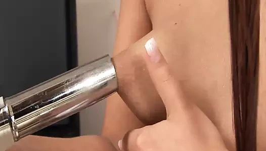 Sevimli kız ıslak ve kabarık tarafından sikiliyor