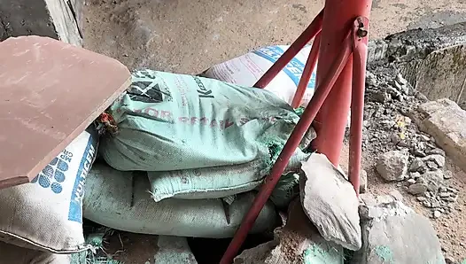 Sevimli kızla inşaat binasının altında açık havada seks, sıkı amcık seksi