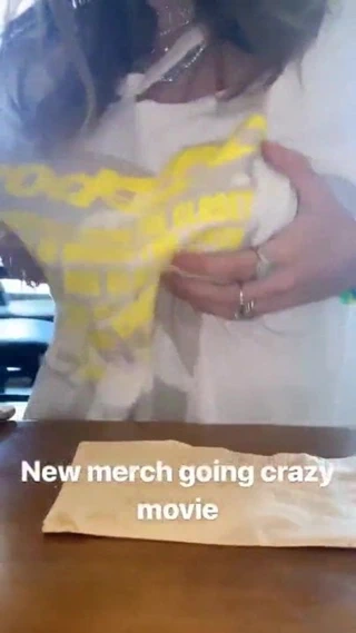 Bella thorne göğüslerini elliyor ve onlarla eğleniyor !!!!!!!!!