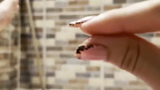 Genç kız, herkesin evden çıkıp verandaya çıkıp pembe vajinasını rahatlatmasını bekler.