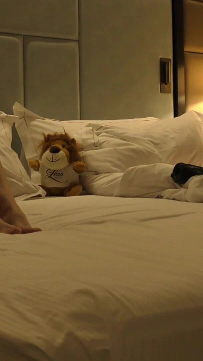 Kısa üniformalı etekli büyük memeli büyük götlü ateşli esmer bebek yarağı azdırarak inanılmaz yavaş mastürbasyon yapıyor | Klip 1