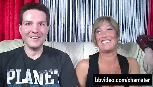 Kısa saçlı Alman milf gets çift becerdin