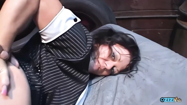 Sadece sert bir grup seks bu azgın orta yaşlı seksi kadını lezzetli döl yutuyorken tatmin edebilir