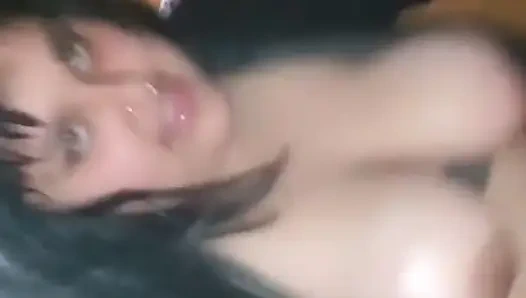 Bazı büyük göğüslerin ortasında büyük bir yarağı geçiyor