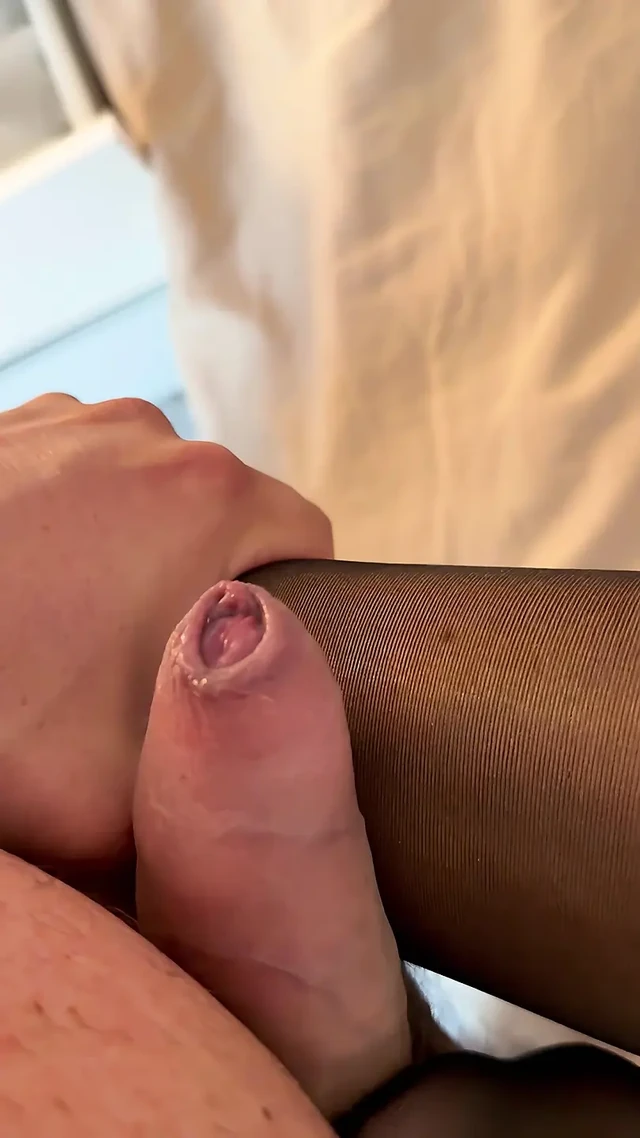 Тина на каблуках, в нижнем белье и черных чулках, мастурбирует Лулу ногами, каблуками, сосет и трахает его как шлюха