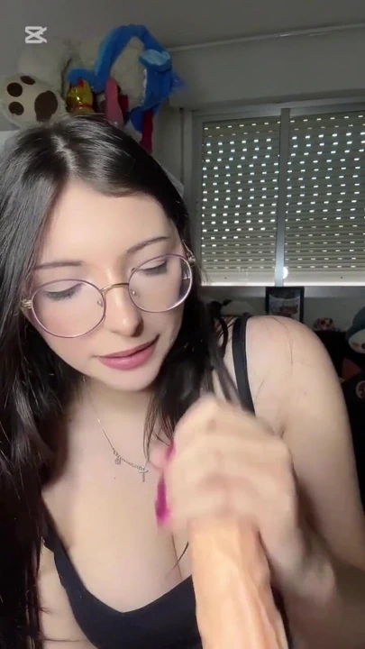 Prensesin hediyeleri ve şımartılmayı seviyor, bu yüzden yarağını yalıyor | Klip 1