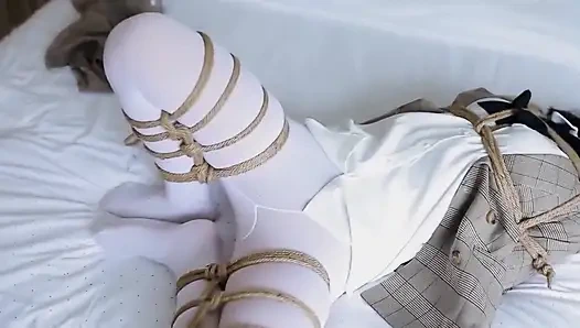 Hui09 - beyaz çoraplı jk kız iplerle yatağa bağlı.