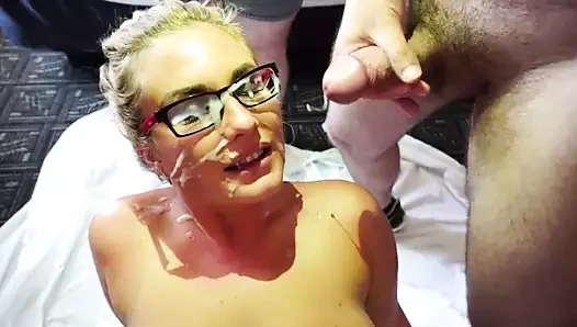 chubby sarışın ile gözlük bukkake