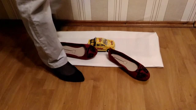 Çarpışma ayakkabısı ve bir oyuncak