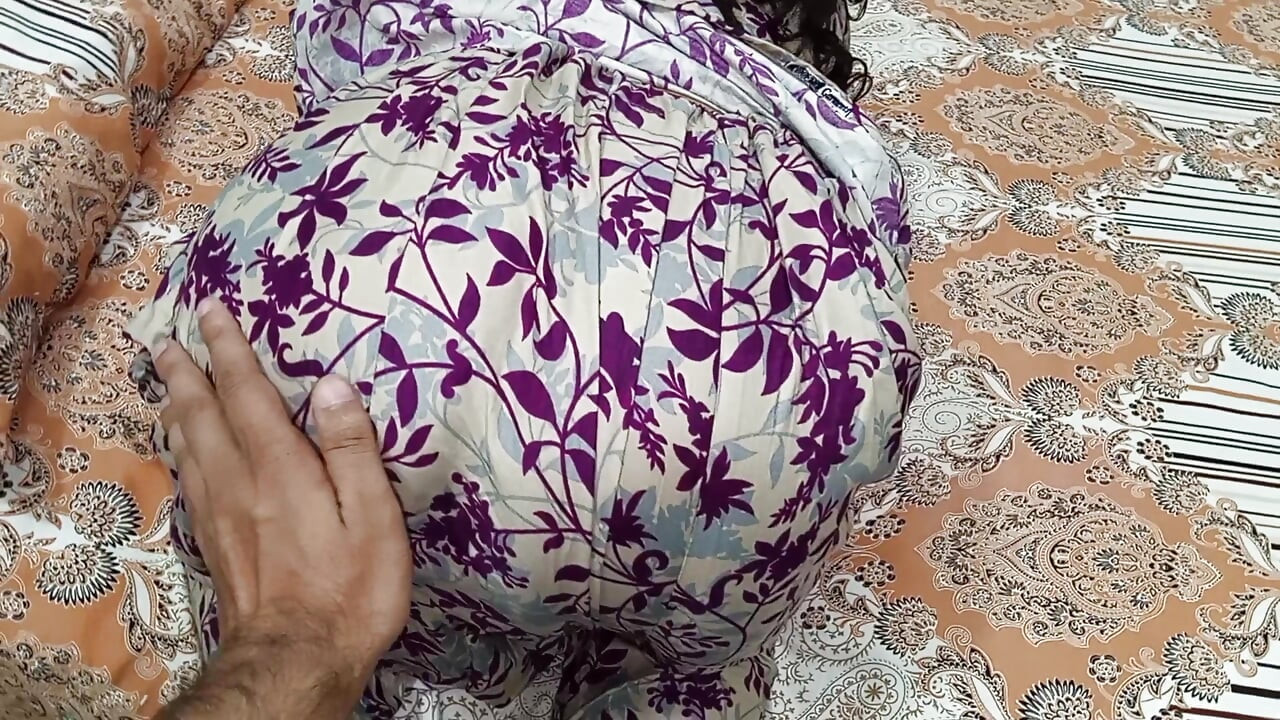 Hintli evli kadın bu elbiseyi giymek için izin istiyor