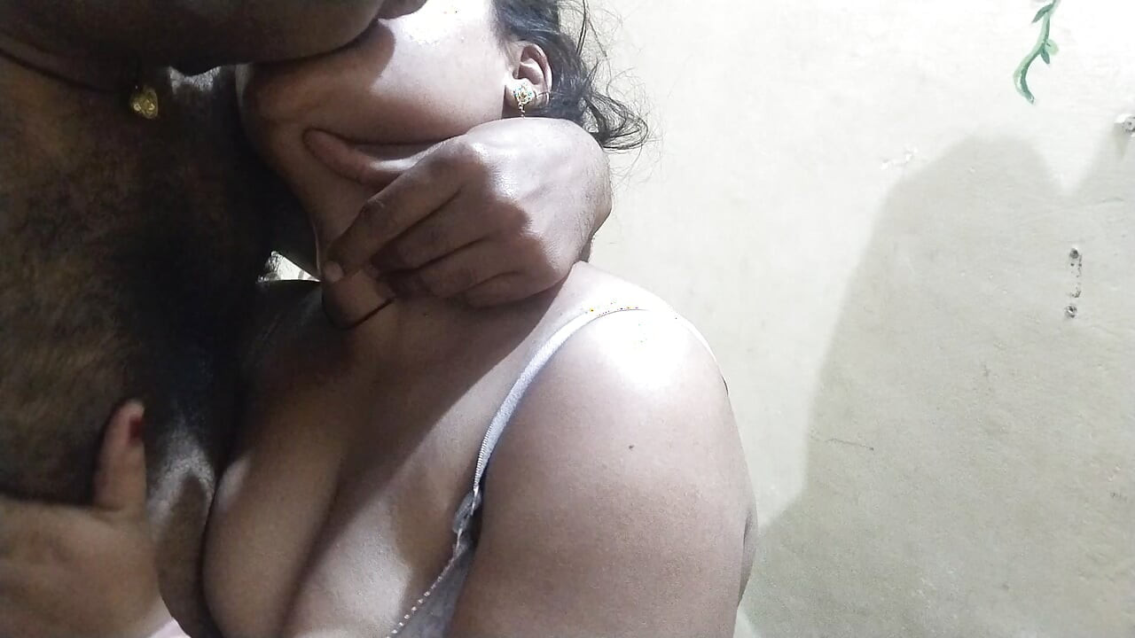 Ateşli Hintli yengenin büyük patronu porno videoları Hintli güzel yenge