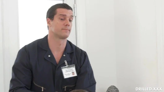 Sekreterin kıçını oral seksten sonra hademe tarafından delinmiş