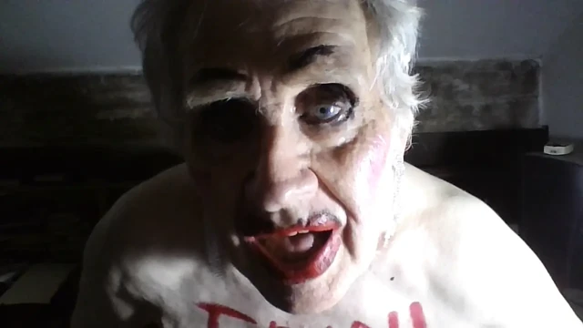 Azgın yaşlı ibne femboy Sarah, klitorisini mastürbasyon yapıyor ve 9 inçlik dildoyla kendini sikiyor