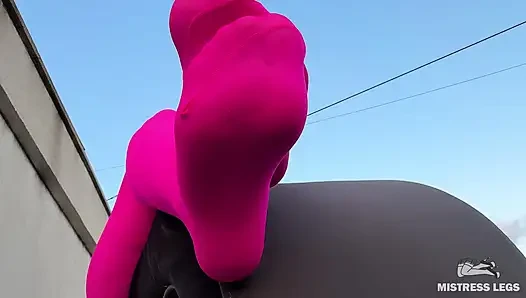 Gün batımında çatıda pembe naylonla azdırıyor - ayaklar ve büyük göt