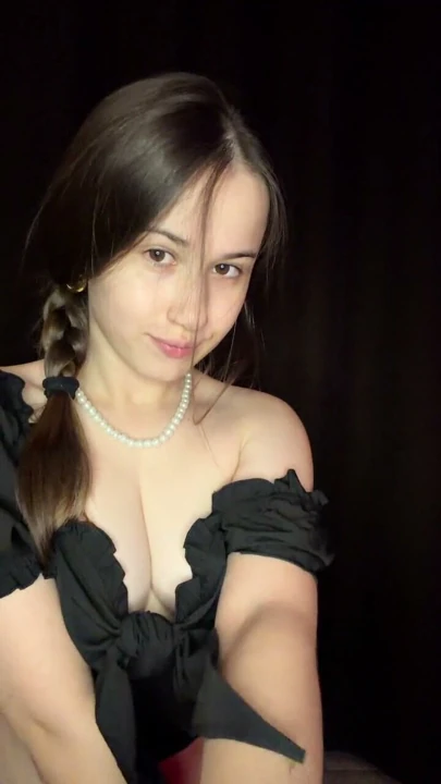Okul kızı seksi bir video çekti