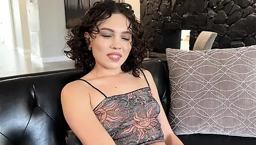 Badfamilypov - genç üvey kız Satine Summers mastürbasyon talimatları veriyor