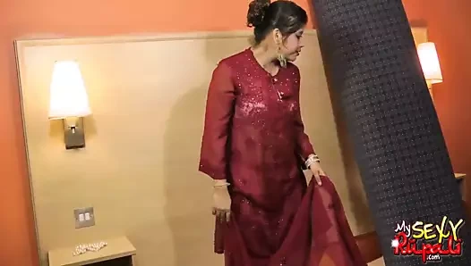 Hint kaltak rupali pozlar üstsüz yatakta çıplak döşeme