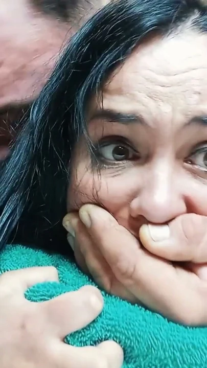 Üvey babamdan masajdan sonra ağrılı anal seks | Klip 1