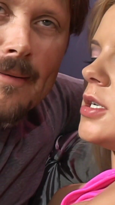 Tatlı amcığını genişlettikten sonra Bree Olsen anal seks denemek için çaresiz | Klip 1