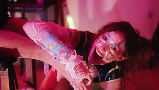 Радость интервью с клоуном в латексе, женское доминирование с щекоткой и игривым контролем