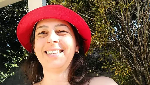 Karım ön bahçede çıplak mastürbasyon yapıyor.