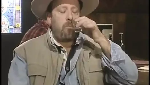 Hatun kanepede parmakla sikilirken zevkle çığlık atıyor