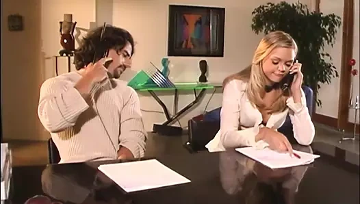 Sunrise Adams ateşli, ıslak amından vazgeçiyor ve yüzüne boşalıyor