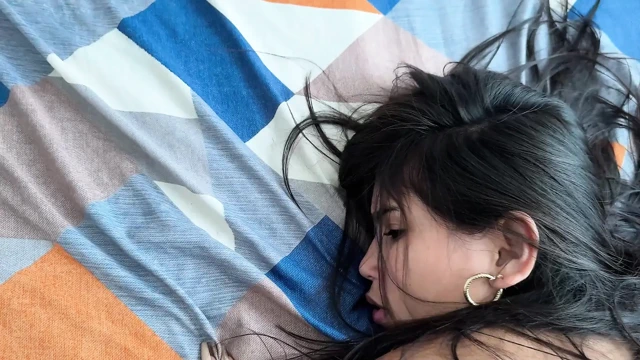 Üvey kız kardeşimi ona yemek yapmayı öğretme karşılığında sert sikiyorum