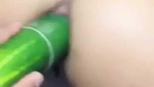 Enfiando um pepino grosso no cu da Kelly